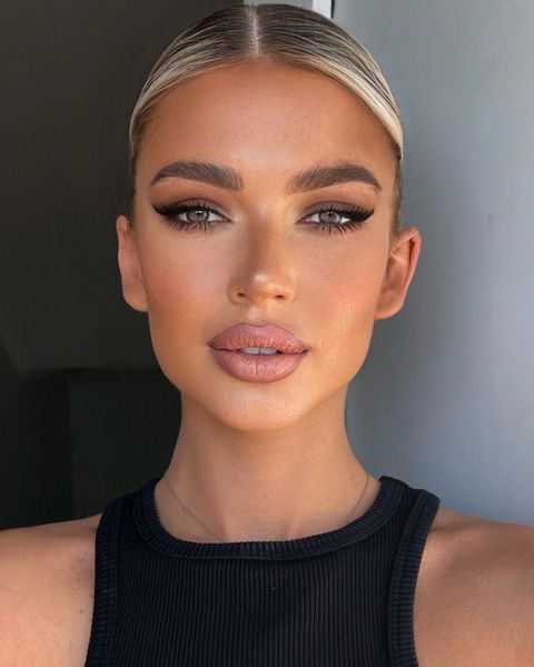 Gooey Bronze Makeup, Glowy Makeup Bronze Formal, Strong Contour Makeup, Nude Brown Makeup Looks, Smokey Makeup Brown Eyes, Brown Bronze Makeup, Bronzy Smokey Eyes, Bronze Cat Eye Makeup, Soft Glam Cat Eye