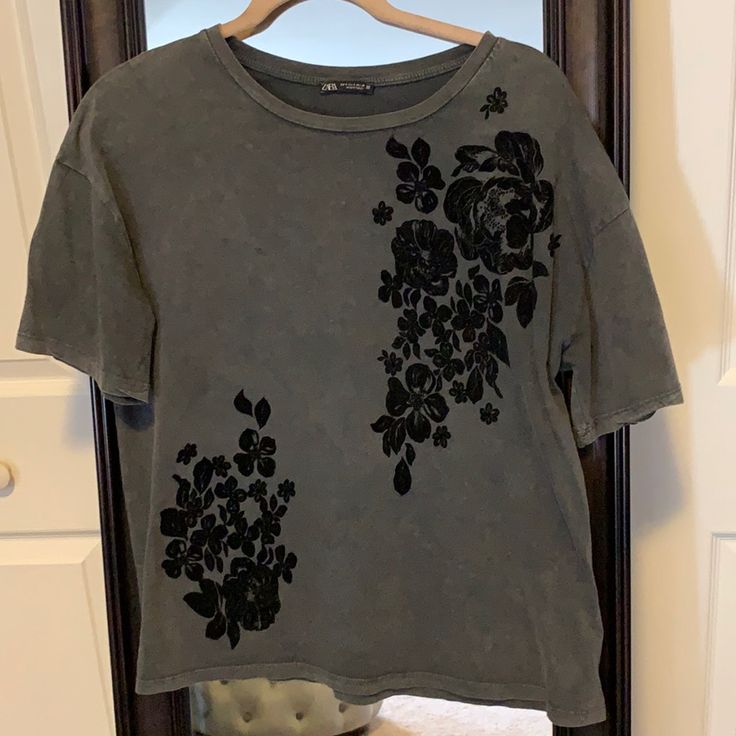 Zara Black And Grey Velvet Flowered T-Shirt. Nwot Zara Casual Fall T-shirt, Zara Short Sleeve Tops For Fall, Velvet Tshirt, Velvet T Shirt, Velvet Flowers, Grey Velvet, Zara Black, Zara Tops, Black Velvet