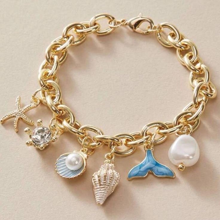 Seashells, Pearls, And Gold Charm Bracelet For Sale! This Charm Bracelet Is New And Is From My Boutique! It Has Beautiful Shell Charms That Are Dangling From A Gold Chain! The Chain Is Made Out Of Stainless Steel. It Is Just Over 7 Inches Long When Unclasped. Such A Great Bracelet To Add To Your Jewelry Collection! Measurements: Bracelet Length: 7.2 Inches Summer Accessories Beach, Link Jewelry, Summer Beach Jewelry, Ocean Fashion, Jewelry Lookbook, Elegant Bracelet, Star Bracelet, Trendy Jewelry, Beach Jewelry