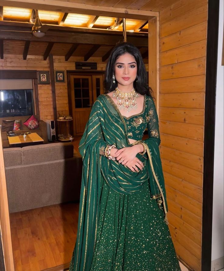 Green Lehenga Makeup, Lehenga Long Sleeve, Long Sleeve Lehenga, Mehndi Lengha, Green Indian Outfit, Pretty Lehengas, Mehendi Hairstyles, Farewell Outfits, Green Lengha