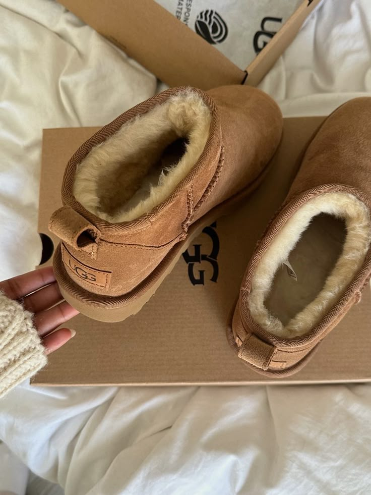 Brown Uggs Aesthetic, Chestnut Ultra Mini Uggs, Ugg Ultra Mini Chestnut, Ugg Chestnut Outfit, Chestnut Uggs Outfit, Ugh Mini, Ugg Mini Outfit, Ugg Aesthetic, Ultra Mini Uggs Outfit