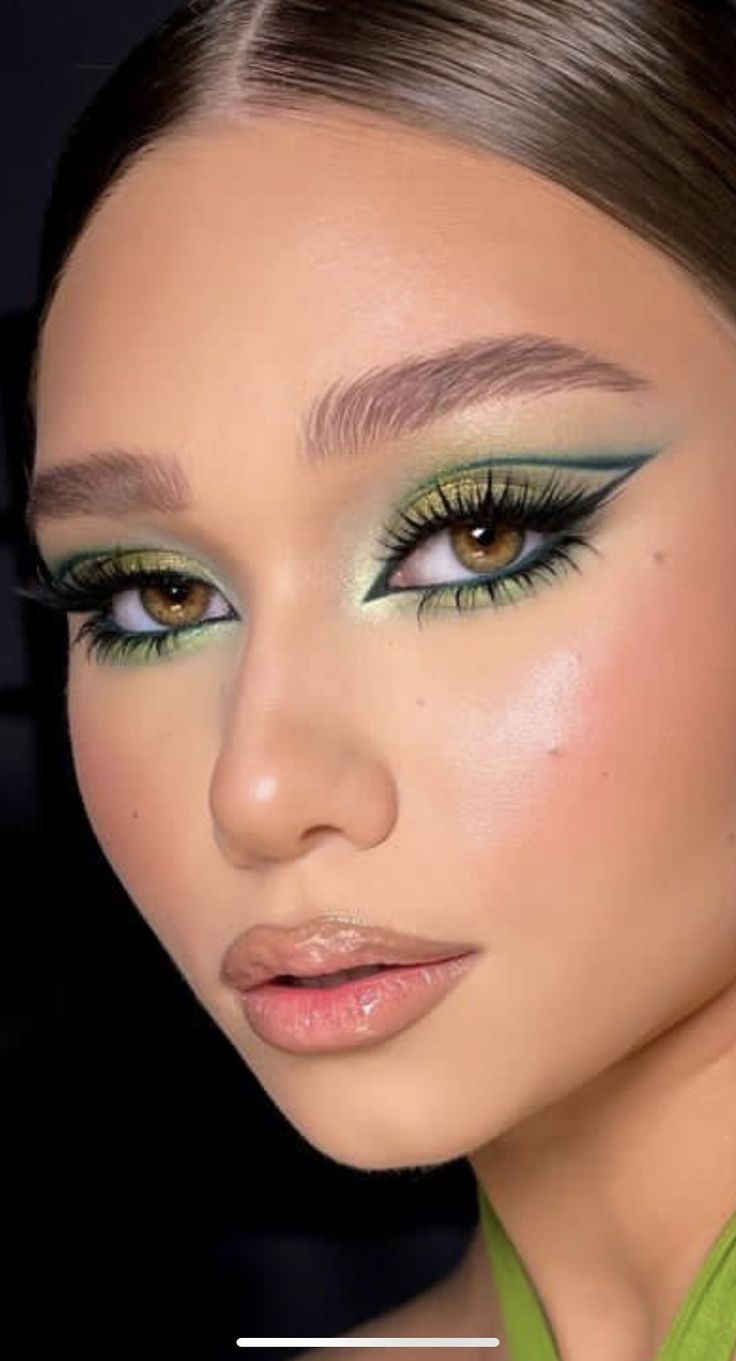 Snake Eye Makeup, Light Green Makeup Looks, Light Green Eye Makeup, Light Green Makeup, Makeup Verde, Maquillage On Fleek, Mekap Mata, 20 Makeup, Prom Eye Makeup