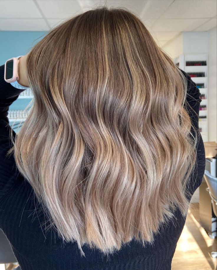 Neutral Blonde Balayage Dark Roots, Honey Blonde With Root Melt, Melt Blonde Hair, Root Melt Blonde Before And After, Root Blonde Balayage, Light Brown To Blonde Balayage Short Hair, Natural Blond Balayage, Short Honey Brown Hair With Highlights, Bronde Balayage Root Smudge