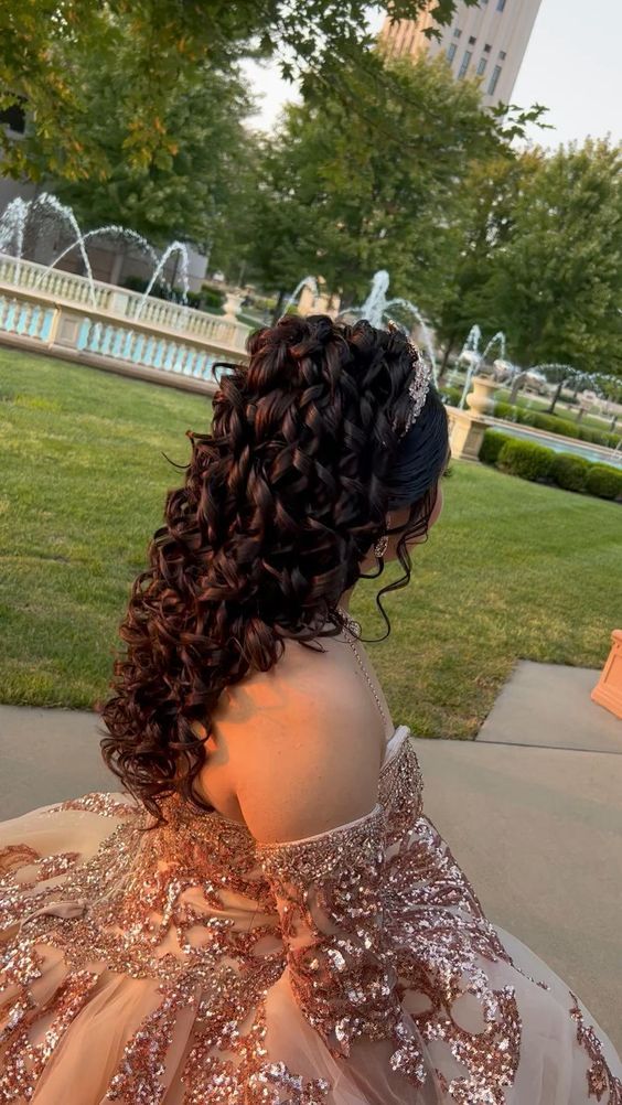 Dama Hairstyles Quinceanera Simple, Hairstyles Soft Curls, Dama Hairstyles Quinceanera, Rose Gold Quinceanera, Quinceanera Makeup, Quince Hairstyles For Long Hair, Hairstyles With Crown, Quince Hairstyles With Crown, Quinceanera Hairstyles