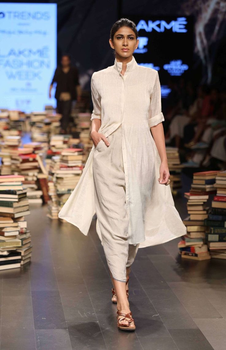 Lakme Fashion Week Dhoti Salwar Suits, White Salwar Suit, White Salwar, Comfort Fashion, Kurti Designs Latest, White Kurta, Casual Indian Fashion, Salwar Kamiz, Kurti Designs Party Wear