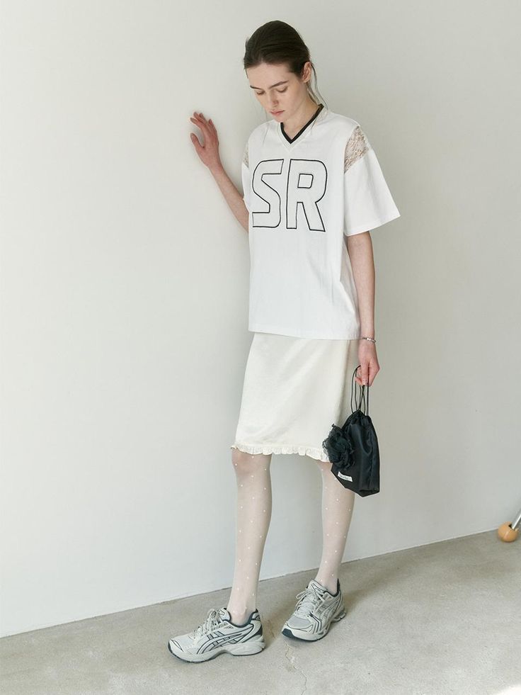 Oversized-fit sporty T-shirt in soft cotton jersey with a printed motif in lace at front. Contrast V-neck and dropped shoulders with lace in the sleeve.- Regular length- Short sleeve- Loose fit- V-neck Casual Lace Top T-shirt For Spring, Sporty V-neck T-shirt For Spring, V-neck T-shirt For Spring Streetwear, Sporty White T-shirt With All Over Print, Casual Lace Trim T-shirt For Spring, Oversized V-neck Sporty T-shirt, Sporty Oversized V-neck T-shirt, Sporty Relaxed Fit T-shirt With Logo, Oversized Sporty V-neck T-shirt