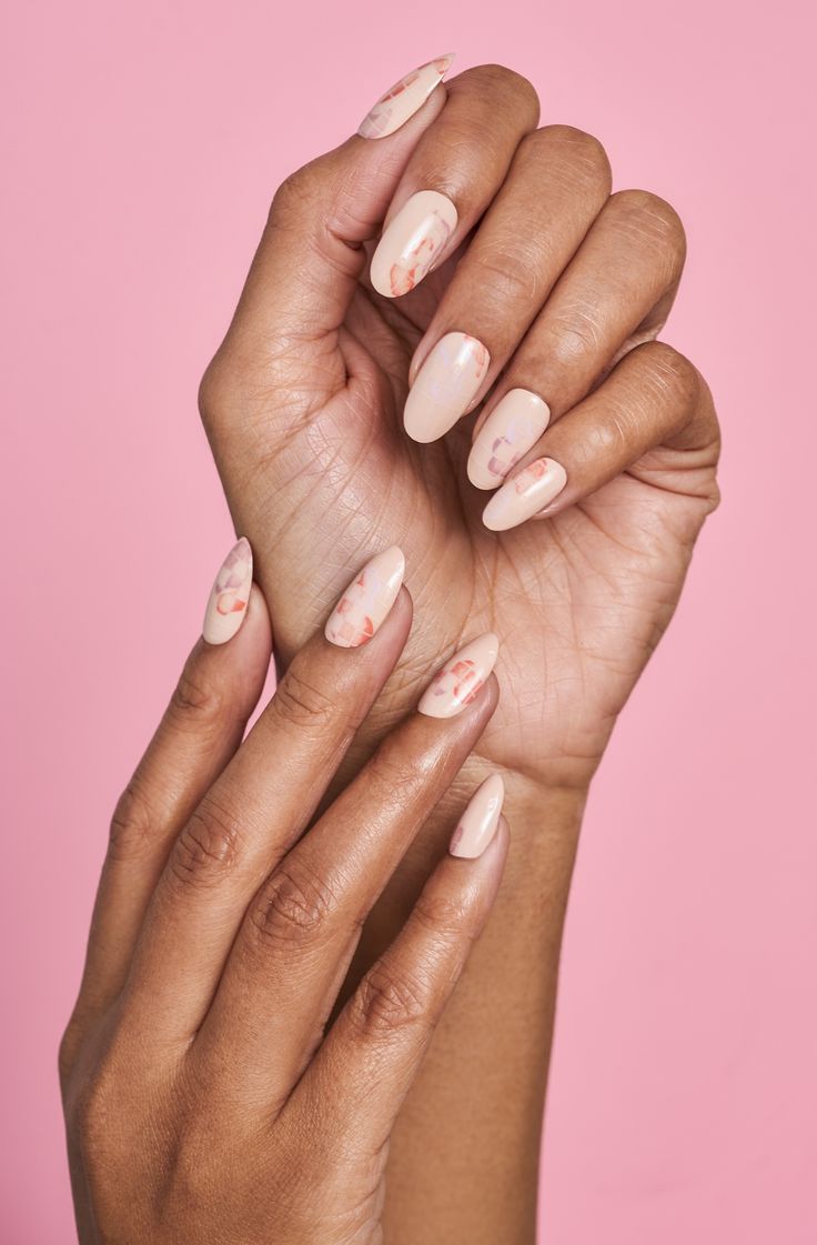 How To Take Manicure Photos, Nail Designs Photography, Photography Of Nails, Nail Poses Photography, One Hand Nail Pose, Nail Design Photography, Pose For Nails Photo, Pose For Nails, Hand Poses For Nail Pictures