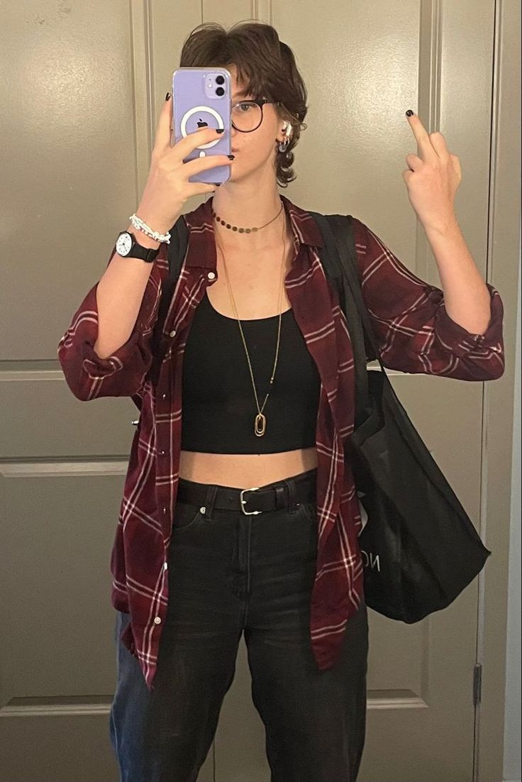 Red Flannel Black Jeans Outfit, Burgundy Flannel Outfit, Red Flannel Outfits For Women, Flannel Tank Top Outfits, Grunge Outfits With Flannels, Open Flannel Shirt Outfit, Alt Flannel Outfits, Flannel Aesthetic Outfits, Lesbian Flannel Outfit