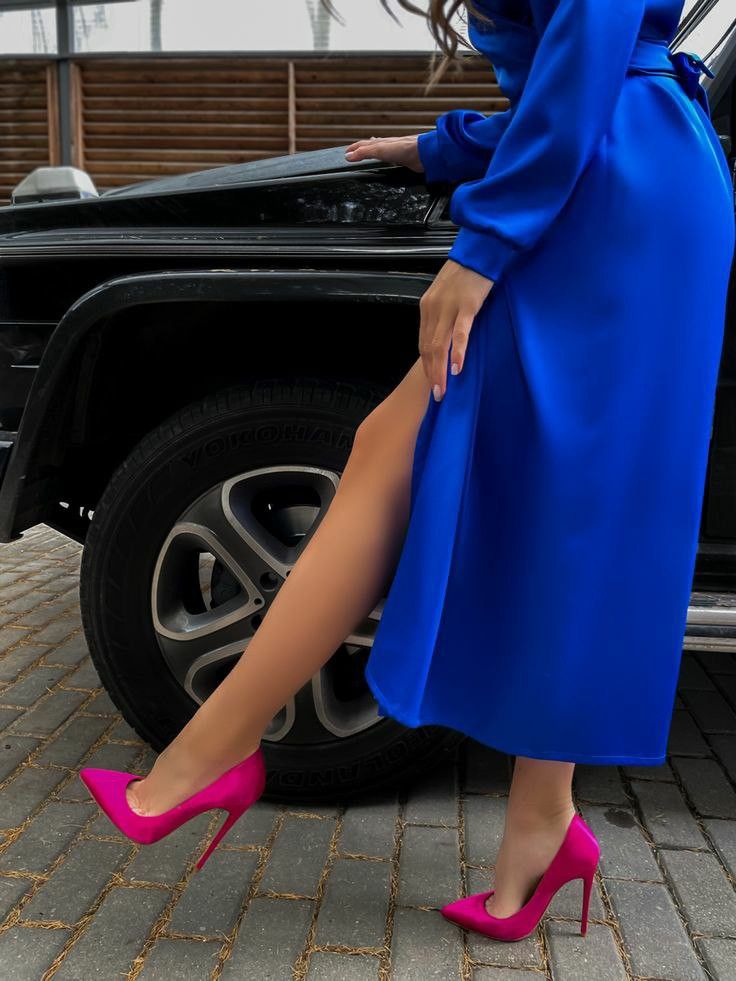 Satin Dress Midi, Pink Heels Outfit, Royal Blue Outfits, Colour Combinations Fashion, Color Combos Outfit, Color Blocking Outfits, Color Combinations For Clothes, Modesty Fashion, Classy Work Outfits