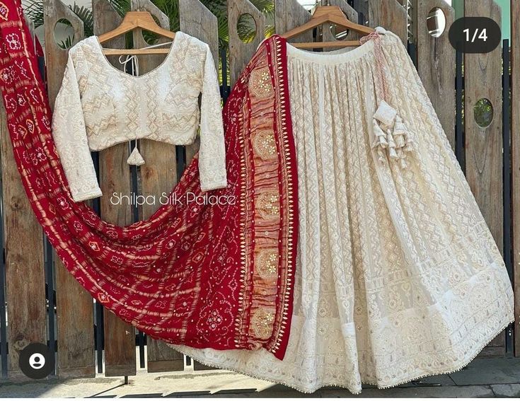 Onam Outfit Lehanga, White And Red Chaniya Choli, Traditional Choli For Wedding, Red White Lehenga Choli, White Chaniya Choli Indian Weddings, White Lehenga Look, Off White Lehenga Combination, Chickenkari Lehenga, White Chikankari Lehenga