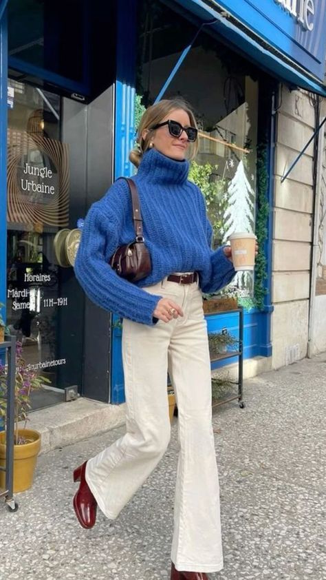 Off White Flare Jeans Outfit, Burgundy Pants Outfit, Looks Jeans, Skandinavian Fashion, Work Fits, Paris Outfits, Stylish Work Outfits, Trendy Fall Outfits, Layering Outfits