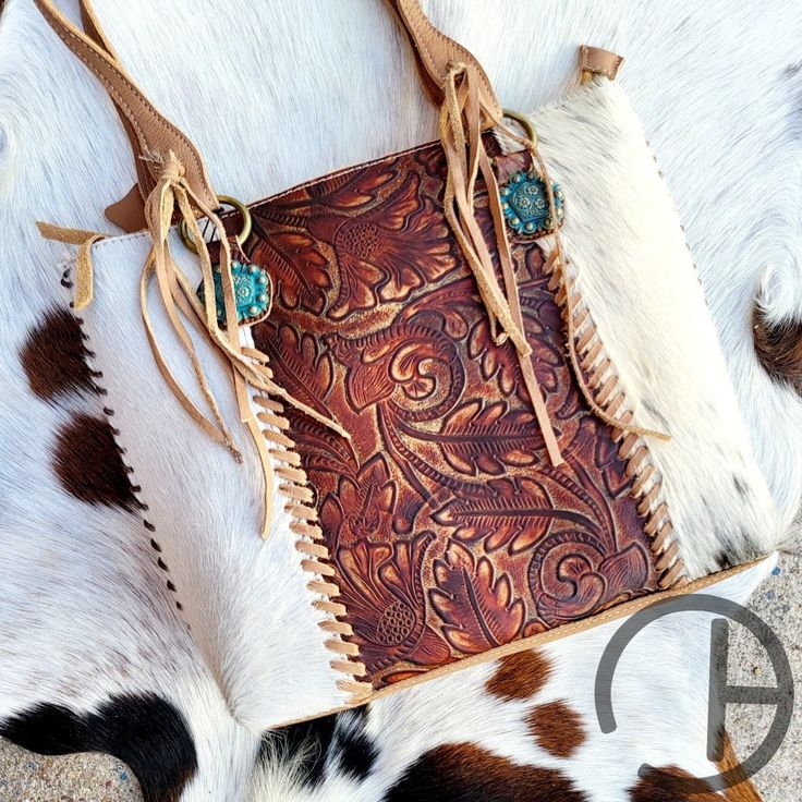 Hides vary on the front of the bag. Western Handbags And Purses, Concealed Carry Handbags, Work Handbag, Western Handbags, Cowhide Bag, Estilo Country, Gift Inspo, Western Leather, Leather Hide