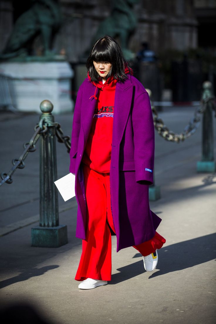 Coat Trends 2022, Purple Outfit Ideas Casual, Red And Purple Outfit, Purple Coat Outfit, Purple Pants Outfit, Colour Clash, Purple Fashion Casual, Purple Coat, Coat Trends