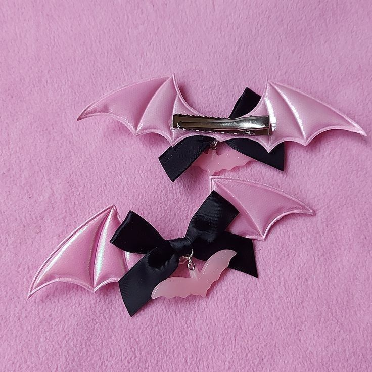 Creepy Cute Accessories, Pastel Goth Accessories, Bat Wings Drawing, Pastel Goth Diy, Dolly Party, Harajuku Accessories, Pastel Goth Outfits, Pink Goth, Fleece Hats