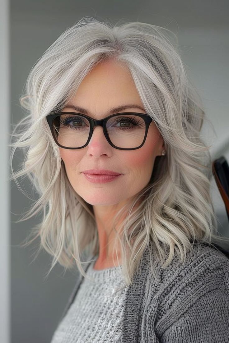 Hairstyles For Glasses Medium, Grey Hair And Glasses, Grey Hair Looks, Grey Hair Transformation, Grey Hair Inspiration, Beautiful Gray Hair, Grey Hair Styles For Women, Hairstyles For Women Over 50, Long Gray Hair