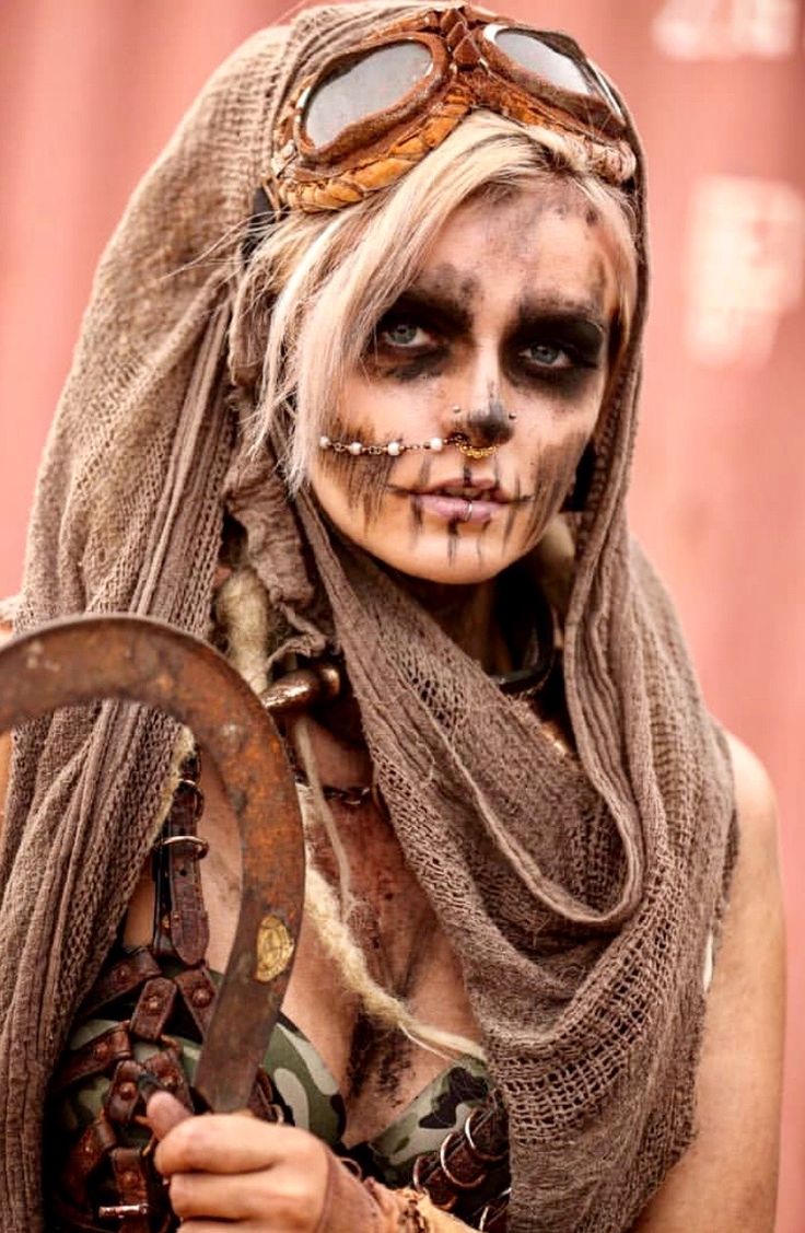 Post Apocalypse Makeup, Wasteland Hairstyle, Apocalyptic Makeup, Halloween Apocalypse Costume, Wasteland Outfit Women, Diy Apocalypse Costume, Wasteland Makeup, Zombie Apocalypse Makeup, Madmax Costume