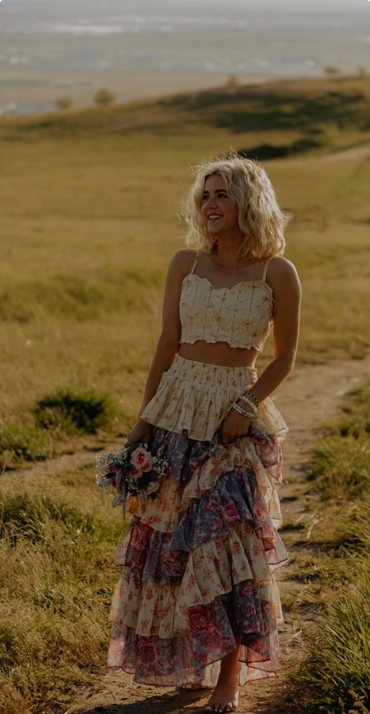 Western Dress Aesthetic, Boho Outfits Senior Pictures, Rustic Photoshoot Outfit Ideas, Sunflower Field Outfit Ideas Fall, Seniors Pictures Outfits, Country Senior Pictures Outfits Dresses, Gown Senior Pictures, Country Boho Fashion, Vintage Country Style