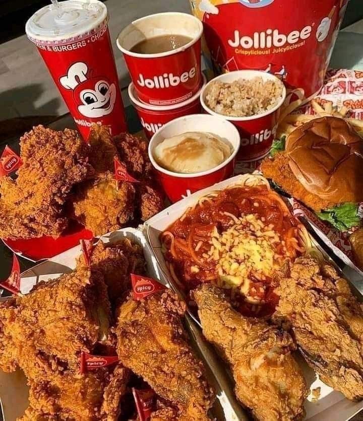 fried chicken, coleslaw, and other foods are on display at a fast food restaurant