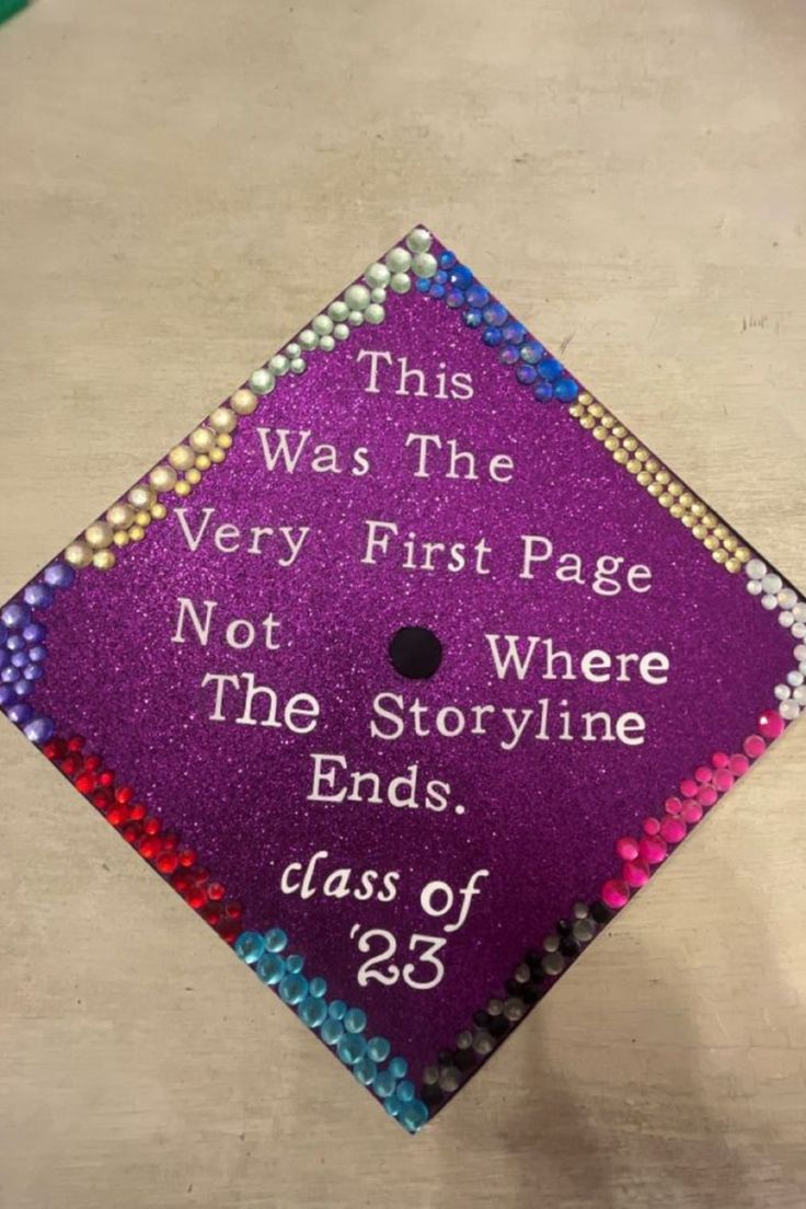 Graduation cap with the words 'this was the very first page, not where the storyline ends' Graduation Cap Designs Zach Bryan, Taylor Graduation, Taylor Swift Grad Cap, Enchanted Taylor Swift, Grad Cap Ideas, Graduation Cap Ideas, College Grad Cap Ideas, Graduation Cap Decoration Diy, High School Graduation Cap