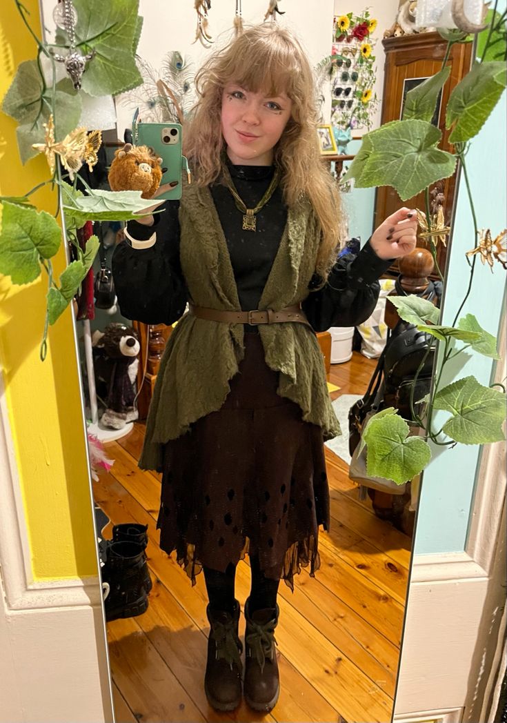 Bohemian Cold Weather Outfits, Cottagepunk Fashion, Woodland Goth Fashion, Nature Punk Fashion, Cottagepunk Outfit, Bog Witch Outfit, Forest Punk Outfits, Forest Witch Aesthetic Outfit, Woodland Goth Outfits