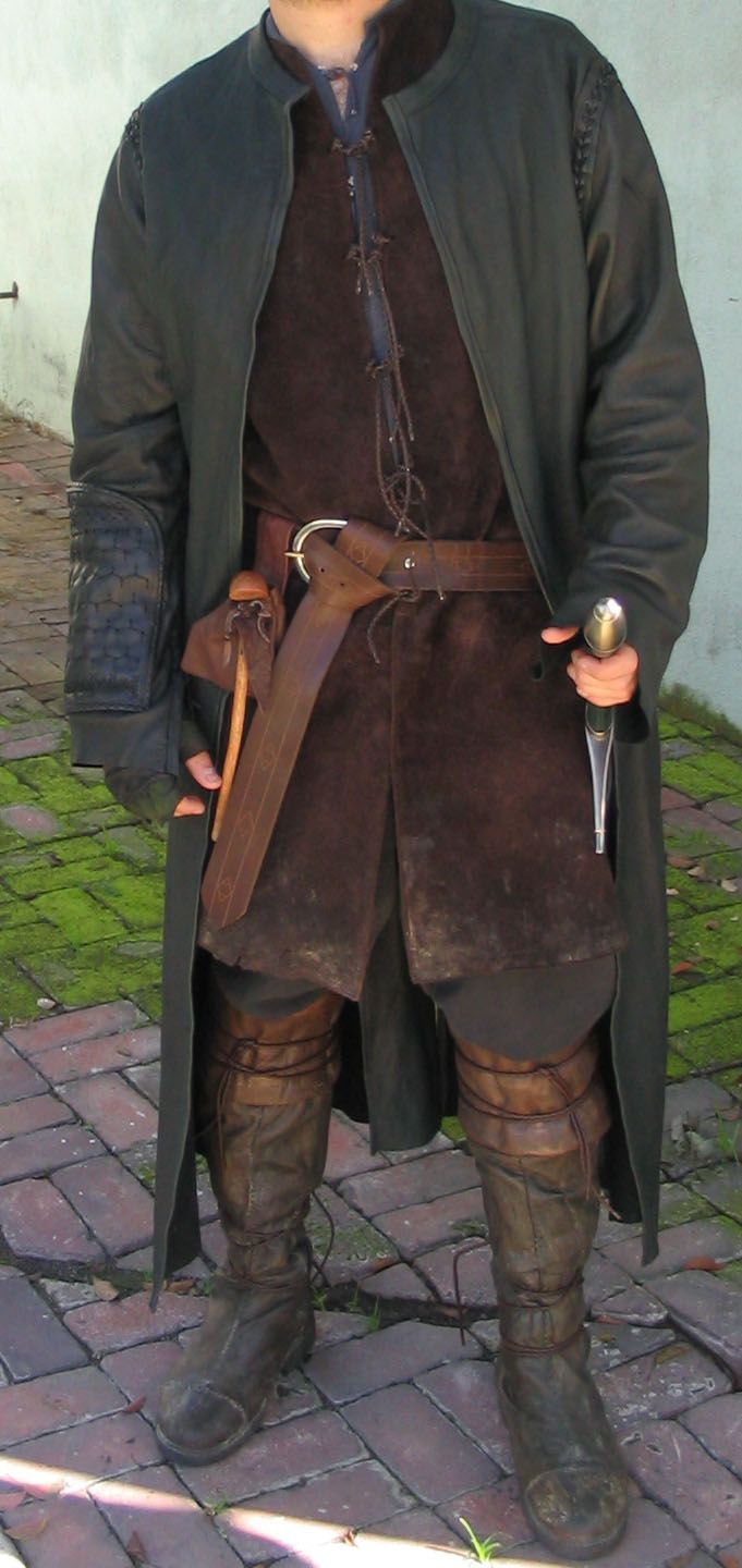 Leniad prefers to wear over-sized, dull-colored clothing. Sturdy clothes. Good for traveling.: Medieval Clothing Male, Medieval Mens Clothing, Aragorn Costume, Blue Outfit Winter, Medieval Clothing Men, Medieval Fantasy Clothing, Medieval Men, Medieval Outfit, Clothing Male