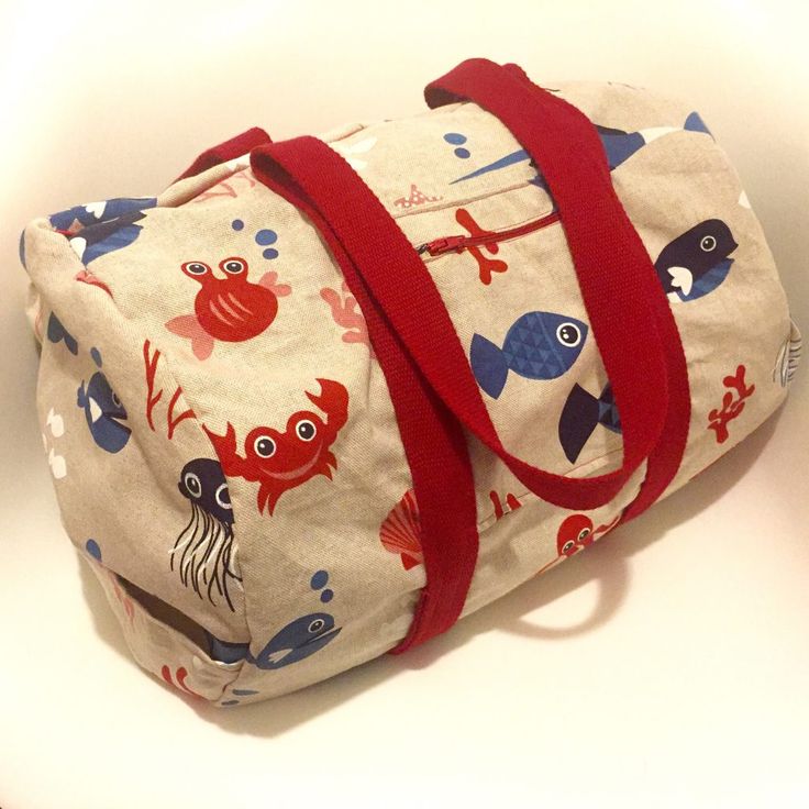 Tuto gratuit pour coudre vous-même un sac de sport (sac baluchon) facilement avec des poches latérales et une poche à zip. Le sac est doublé. A vos machines Activity Bags, Pool Bags, Sac Week End, Couture Sewing, Diy Couture, Sports Activities, Sewing Accessories, Sewing Bag, Accessories Storage