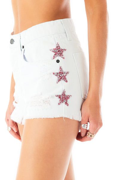 Mood: STARSTRUCK. Titania. your high waisted white wash denim shorts are blinged out this spring. Complete with pink rhinestone star patches. these relaxed fit shorts are denim done differently.  How do they fit? High-waistedRelaxed fitZip flyGive me the deets:100% cotton non-stretch light weight denimSoft frayed hemShreddingOver dye white washPink rhinestone star patchesHow do I wear?Pair with Emma & Sam ultra cropped poor boy tank top. Made in Los Angeles. California. â™?/strong> Grunge Summer Outfits, Star Patches, Grunge Summer, 90s Y2k Fashion, Boys Tank Tops, Patch Denim, Cute Pjs, Denim Patches, Embroidery Fashion