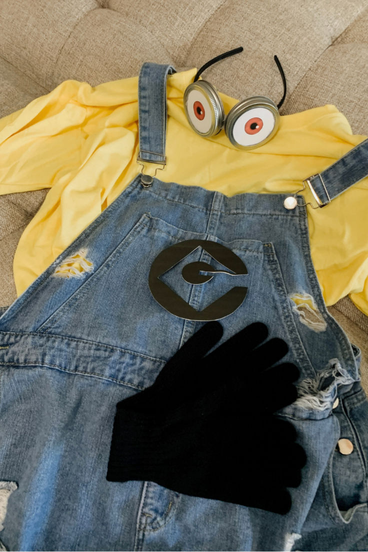 Easy, Cute + Cheap DIY Despicable Me Minion Halloween Costume Idea | Lynn Mumbing Mejia Halloween Costumes Minions, Costume Ideas Women Diy, Minion Outfit, Minion Costume, Minion Halloween, Minion Costumes, Cheap Costumes, Halloween Costume Idea, Pet Halloween Costumes