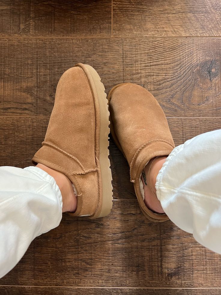 Ugh Classic Slipper Outfit, Ugh Slipper Outfit, Styling Ugg Slippers, Ugg Classic Slipper Outfit, Ugg Classic Slipper, Slipper Outfit, Classic Slippers, Shoes Ugg, Uggs Outfit