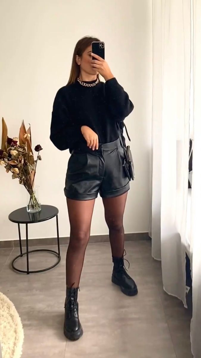 Outfit Short Cuir, Look Short En Cuir, Leather Shorts Winter Outfit, Leather Shorts Outfit Winter, Elegant Rocker Outfit, Leather Shorts Outfit Fall, Black Leather Shorts Outfit, Winter Shorts Outfits, Leather Shorts Outfit