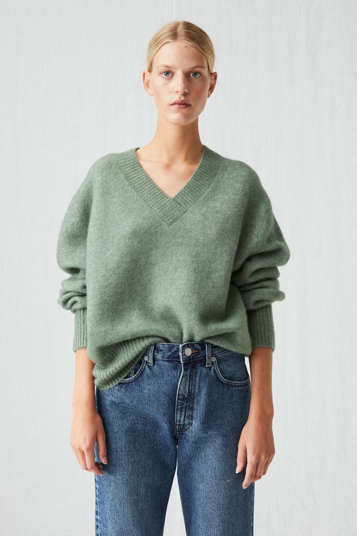 Model front image of Arket in green Kendall Jenner Casual Outfits, Kendall Jenner Casual, Aesthetic Outfits Vintage, Capsule Wardrobe Minimalist, Fashion Autumn, Fashion Capsule, The Sheep, Style Inspiration Fall, Light Spring