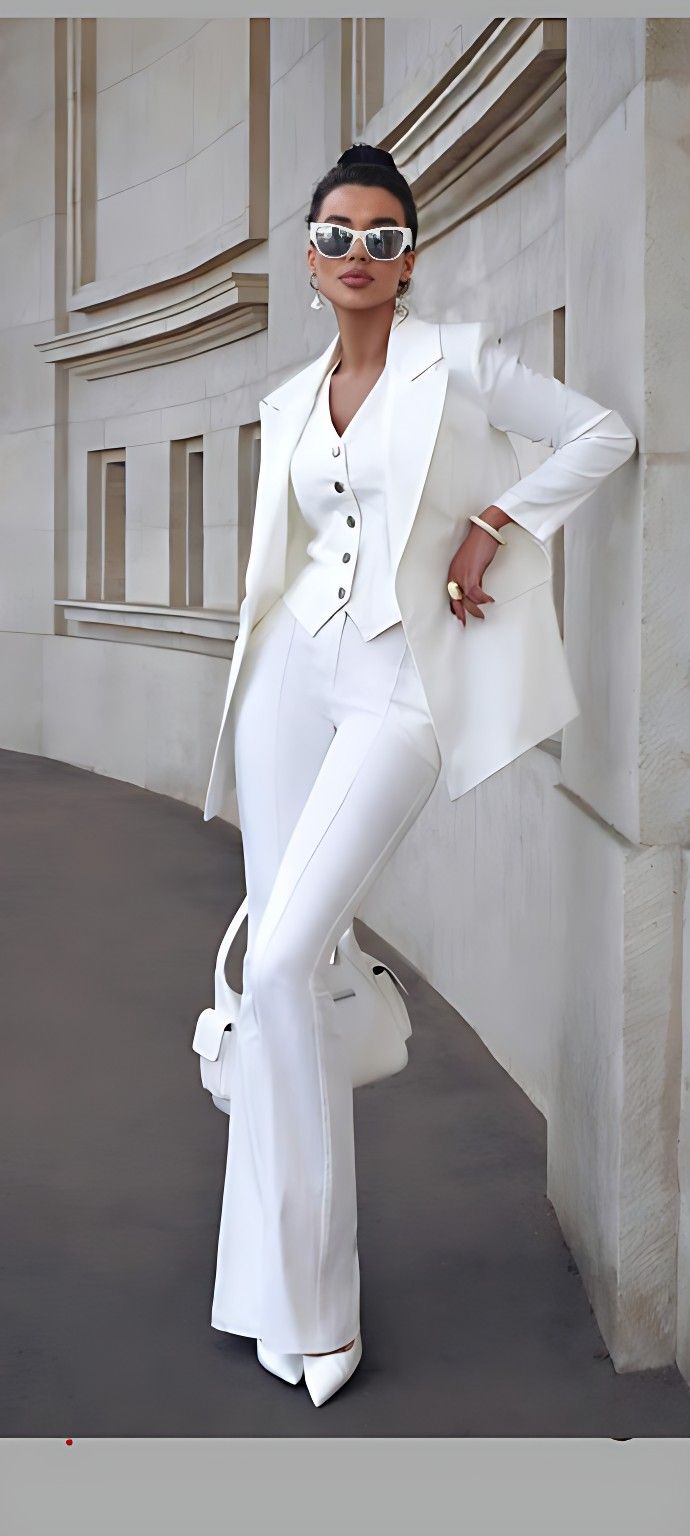 White Ceo Office, Ceo Woman Outfit, Carpet Outfits, Best Winter Outfits, Red Carpet Outfits, Professional Outfits Women, Stylish Work Attire, Stylish Work Outfits, Graduation Outfit