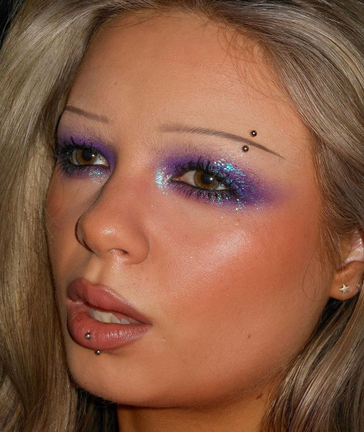 Messy Euphoria Makeup, Y2k Makeup Colorful, Purple Makeup Hazel Eyes, Makeup Colorful Eyeshadow, Sweat Tour Makeup, Purple Contacts Makeup, Weird Eyeshadow Looks, Fun Eye Makeup Ideas, Purple Alien Makeup