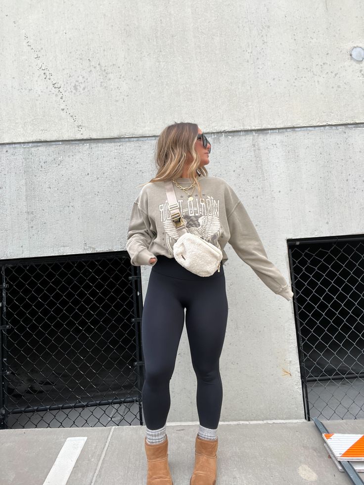 OVERSIZED RIBBED CREWNECK MODEL IS WEARING A SIZE SMALL TRUE TO SIZE / OVERSIZED FIT SIZE UP FOR MORE OF AN OVERSIZED FIT COLOR:BEIGE MODEL MEASUREMENTS: 5’2”, SIZE 6, 150 LBS, BUST 35”, WAIST 28”, HIPS 37”, BRA SIZE 34D Womens Winter Outfits 2024, Comfy Fall Outfits With Leggings, Cute Comfy Outfits For Fall, Colored Leggings Outfit, Fall Mom Outfits, End Of Summer Outfits, Fall Outfits Comfy, Mom Outfits Fall, Autumn Outfits Aesthetic