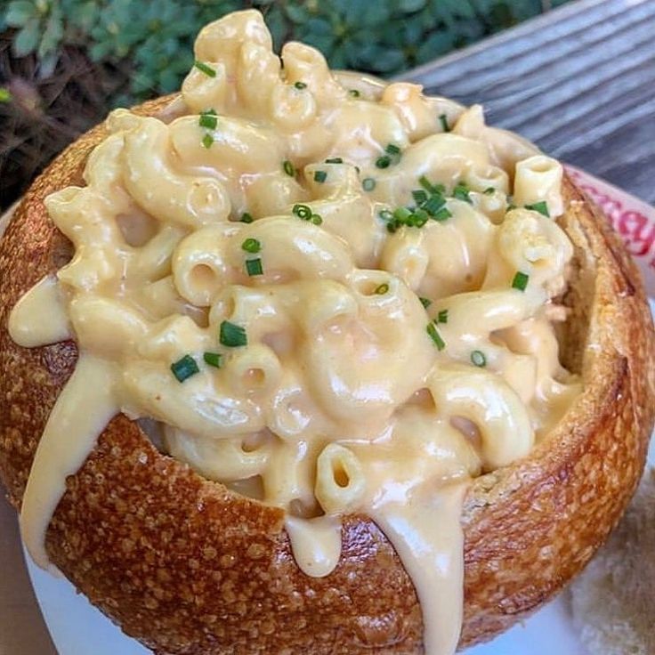 macaroni and cheese is in a bread bowl