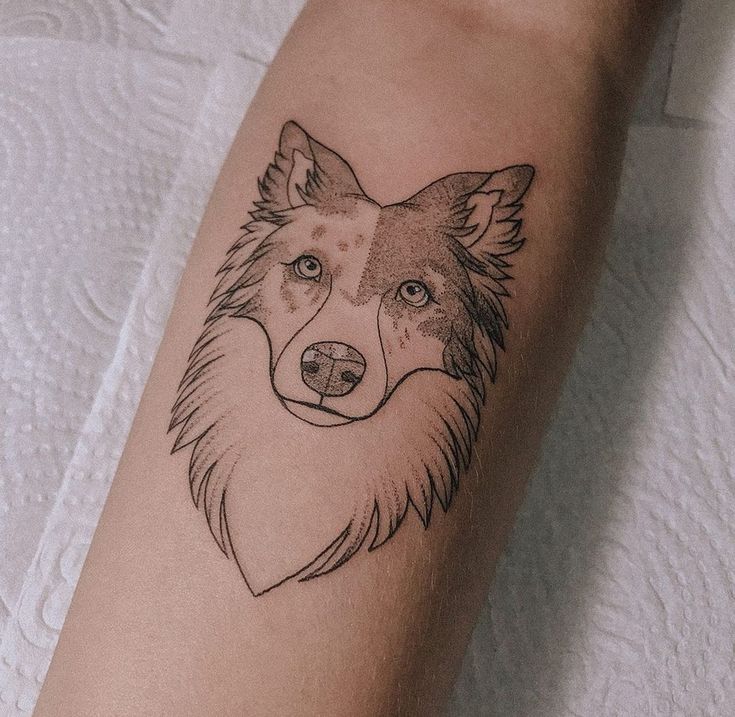 a dog's head is shown on the arm