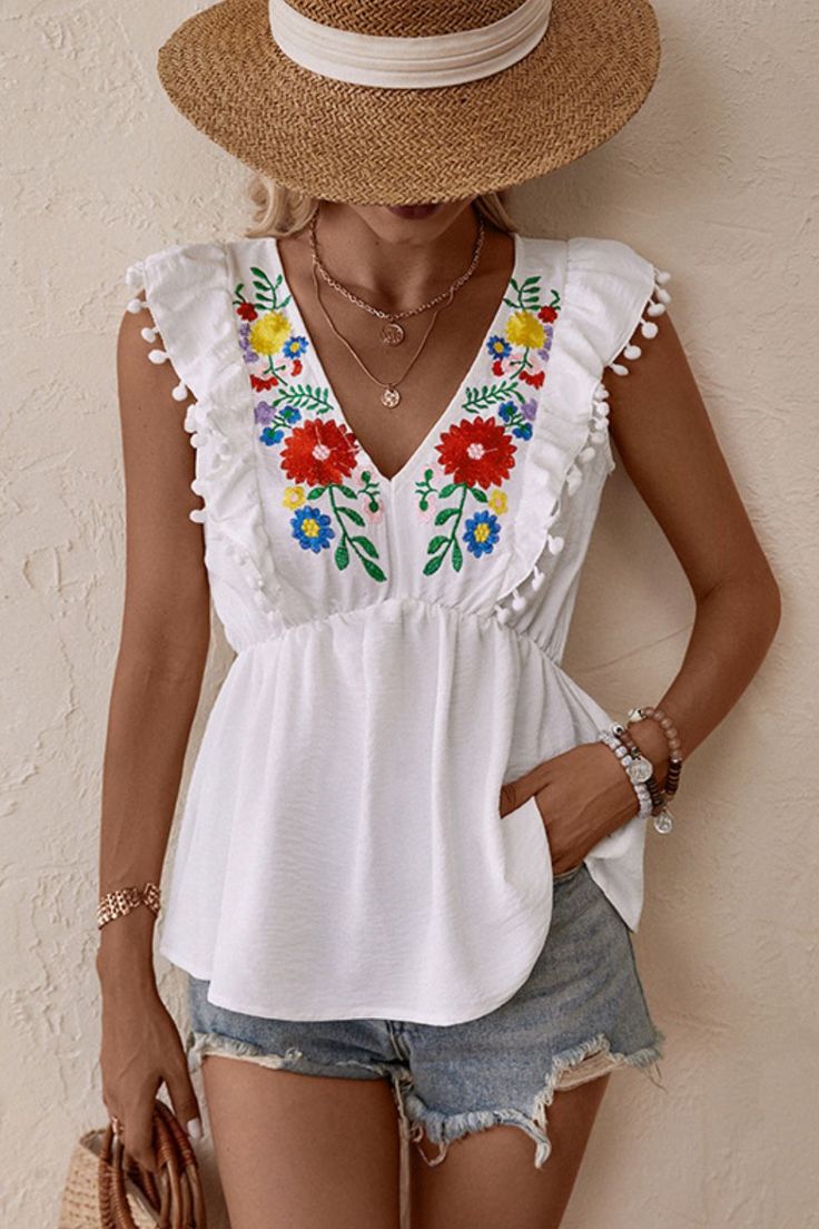 Tshirt Ideas For Women, Boho Tops For Women, Elegante Y Chic, Chic Shirts, White Shirts Women, Embroidery Top, Stylish Clothes, Pom Pom Trim, Peplum Blouse