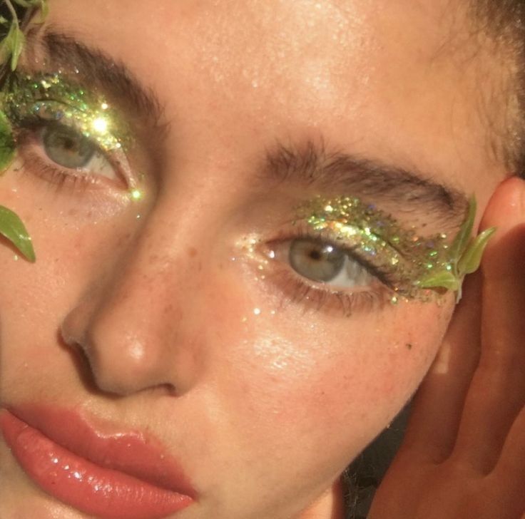 Nature Inspired Makeup Looks, Nature Fairy Makeup Ideas, Fairycore Party Ideas, Earth Costume Ideas, Vine Eye Makeup, Forest Inspired Makeup, Earth Inspired Makeup, Faerie Makeup Natural, Fairy Wing Eye Makeup