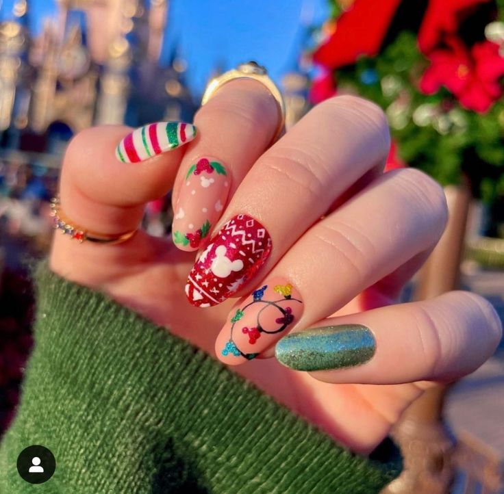 Disney World Nails Christmas, Disney Nails Birthday, Short Disney Christmas Nails, Mickey Christmas Nails Design, Christmas Disney Nails Acrylic, Disney Inspired Nails Gel, Christmas Disney Nail Designs, Harry Potter Christmas Nails, Disney Christmas Nail Art