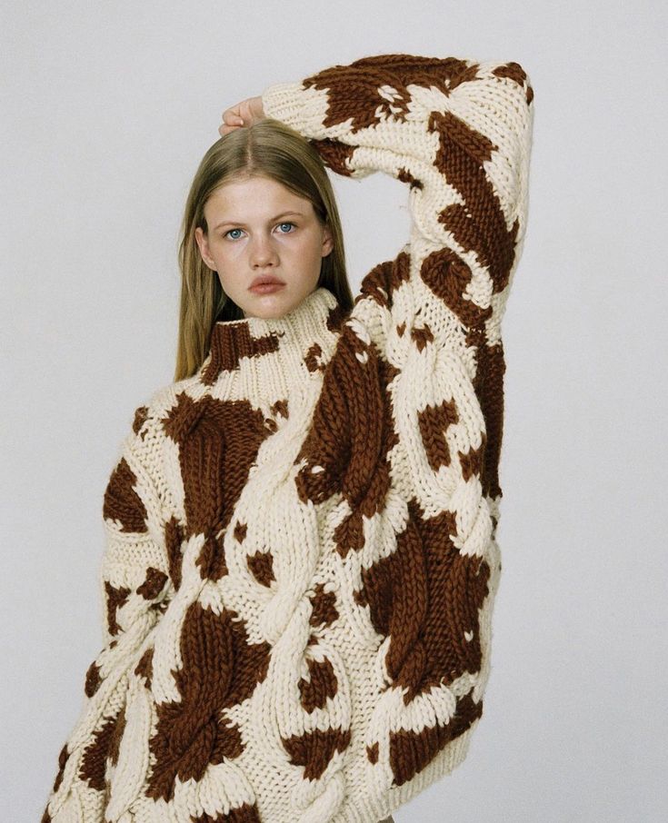 Cow Sweater, Ty Dye, Handmade Sweater, Sweater Knitting Patterns, Knit Outfit, Knit Fashion, Knitting Inspiration, Crochet Sweater, Cow Print