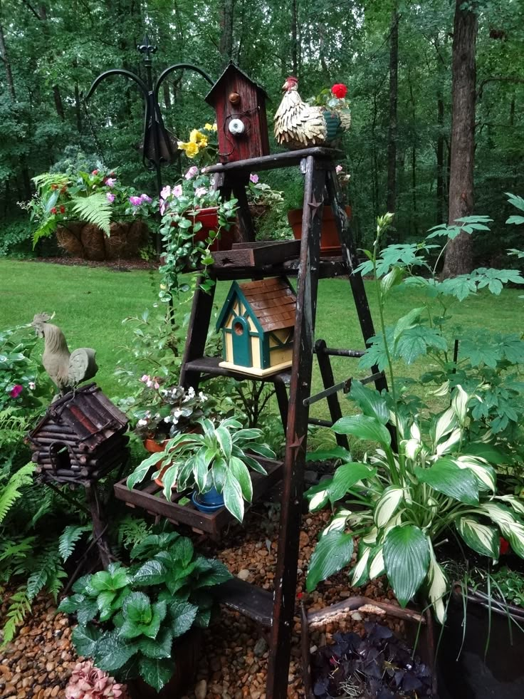 a garden with lots of plants and bird houses