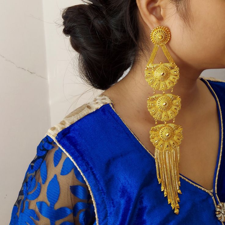 Gold Statement Earrings for Women, Big Gold Earrings, Long Earrings, Statement Earrings, Antique Earrings, Oversized Indian Vintage Earrings, Long Boho Earrings Indian, Drop Earrings For Women, Chandelier Earrings, Trinket Earrings, Brass Earrings, Funky Earrings ▪️Crafted Indian Earrings ▪️22K Gold Plated This set of long earrings can give your outfit a little additional shine for special occasions like weddings, engagement parties, and Diwali celebrations. Include these eye-catching extra-larg Oversized Earrings Indian, Big Earrings Indian, Indian Wedding Earrings, Golden Jewellery, Wedding Earrings Chandelier, Earrings Funky, New Gold Jewellery Designs, Large Statement Earrings, Oversized Earrings