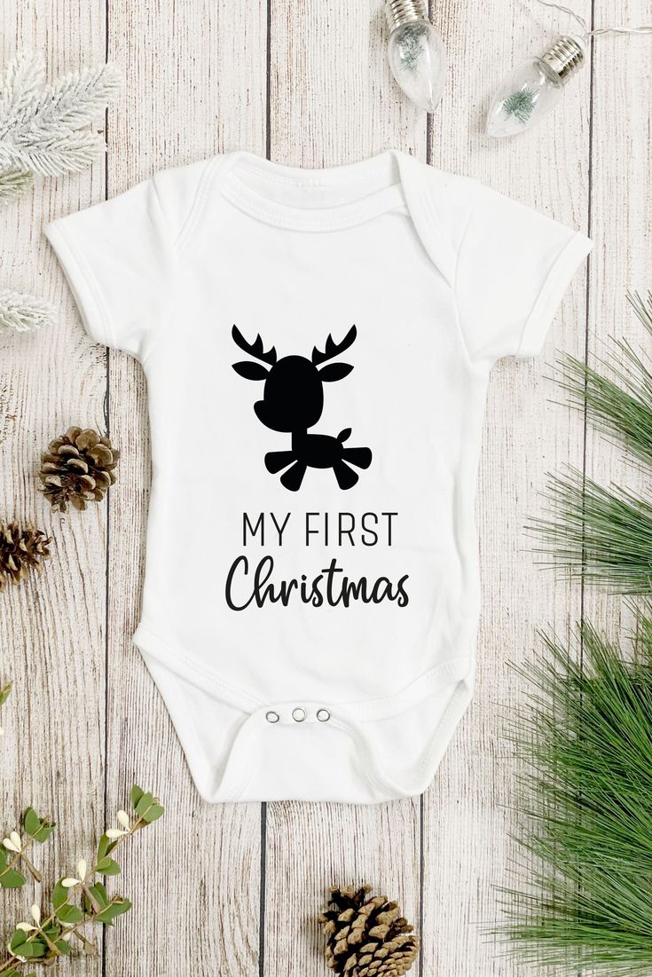 Xmas Shirt Ideas, My First Christmas Onesie, Christmas Onsies, My First Christmas Svg, Kids Christmas T Shirts, Baby Christmas Onesie, First Christmas Svg, Personalized Christmas Shirts, Cricut Projects Easy