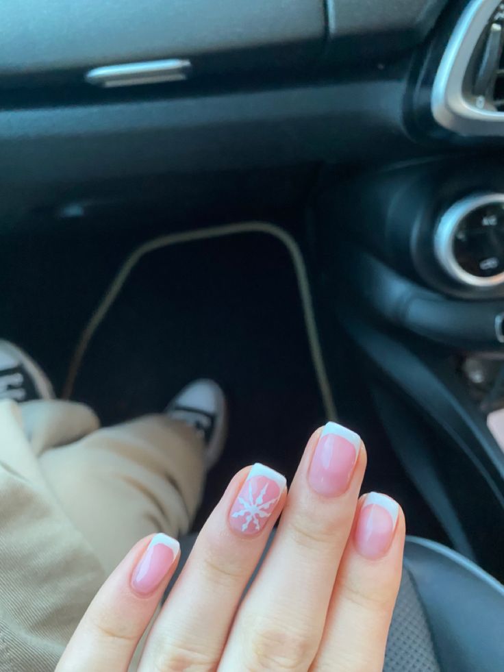 Short French Tip Acrylic Nails With Snowflake, Snowflake Biab Nails, Pink Nails White Snowflake, French Tips With Christmas Design, White Snowflake Nails Short, Snow Flake French Tip Nails, French Tip Nails With Design Christmas, Short Biab Nails Winter, Short Nails Snowflake