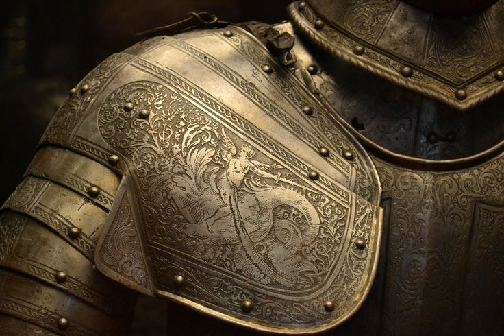 a close up view of the back of a knight's armor