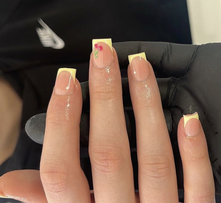 Natural Nails Manicure Spring, Gel Polish Nails Natural, Summer Short Nails Square, Gel X Natural Nail Designs, Cute French Tip Design Nails, Cute Back To School Nails Square, Acrylic Nails Short Square Design, Yellow French Tip Square, Short Nails No Tips