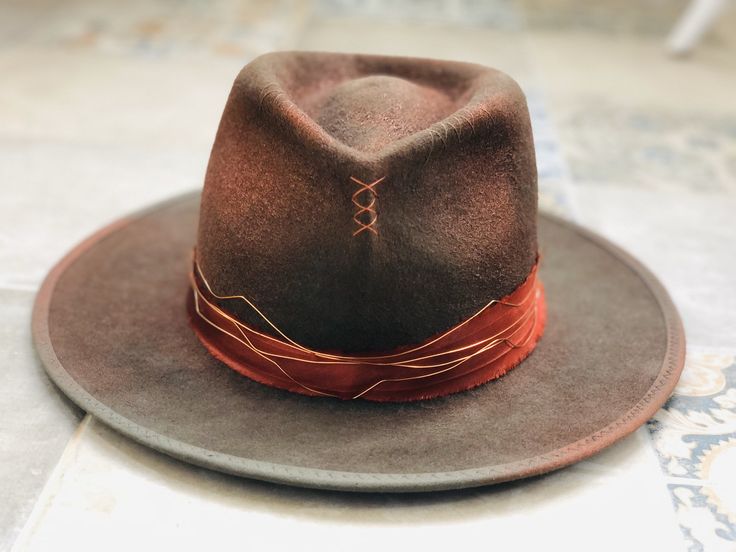 New in: Same Copper distressed Fedora Hat but accessorised with copper wire. Shades of brown and Copper touches. Wide Brim 6-7 cm or less if you wish so Hand sewing stitches Khaki trimming with copper splash Made to order,one of a kind Industrial ,Abstract look ¡!All my hats are perfectly flat and well stiff,the modern wayNo flip flop) I use Standard shipping ,please allow 14-17 business days for delivery. There are some delays with USPS in USA Customs,so please be patience with your order. Hand Sewing Stitches, Burned Hats, Mens Dress Hats, Boho Hats, Beadwork Ideas, Black Fedora, Painted Hats, Boho Hat, Hats And Caps