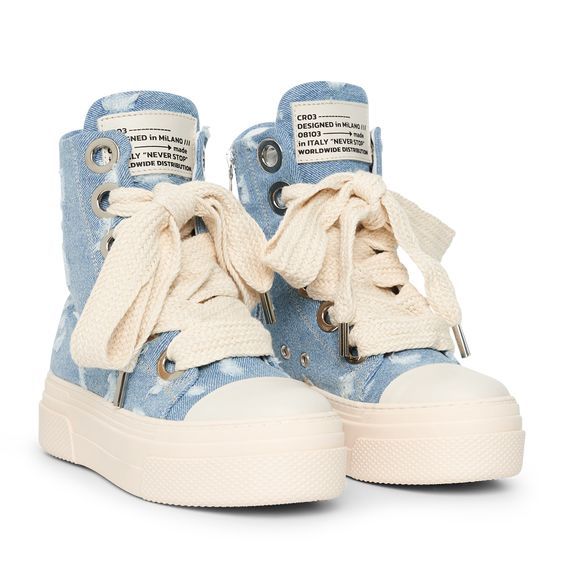 Un zapato, elegante y casual al mismo tiempo.
 La plataforma sólida y los maxi cordones color crema completan el conjunto.
 El tejido "jeans" lo hace elegante y deportivo, ¡fácil de combinar! Trendy Denim Blue Lace-up Sneakers, Spring Streetwear Sneakers With Front Lace-up, Spring Streetwear Sneakers With Front Lace-up Fastening, Spring Sneakers With Round Toe, High-top Sneakers With Front Lace-up For Spring, Spring High-top Sneakers With Lace-up Fastening, High-top Sneakers With Front Lace-up Fastening For Spring, Spring High-top Sneakers With Front Lace-up Fastening, Blue Lace-up High-top Sneakers For Spring