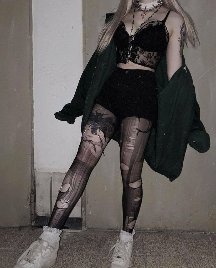 Outfits With Body Harness, Emo Outfits Women, Punk Goth Fashion, E Girl Style, Goth Gifts, How To Impress, Fest Outfits, Alt Outfits, Punk Emo