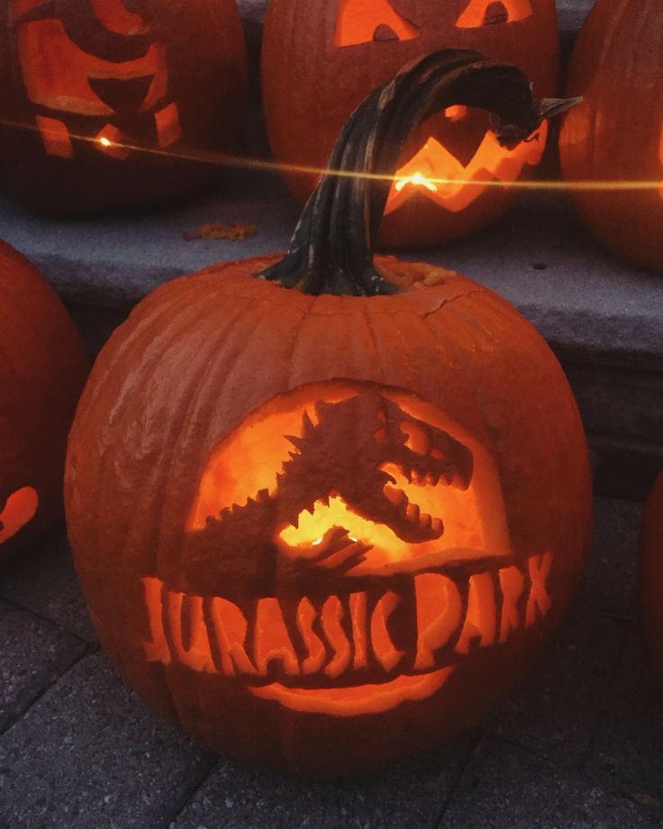 pumpkins carved with dinosaurs and the word'classic park '